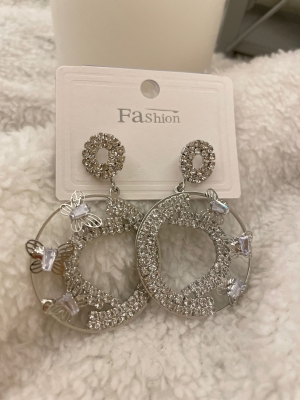 KELEBEK DETAYLI TAŞLI HALKA KÜPE